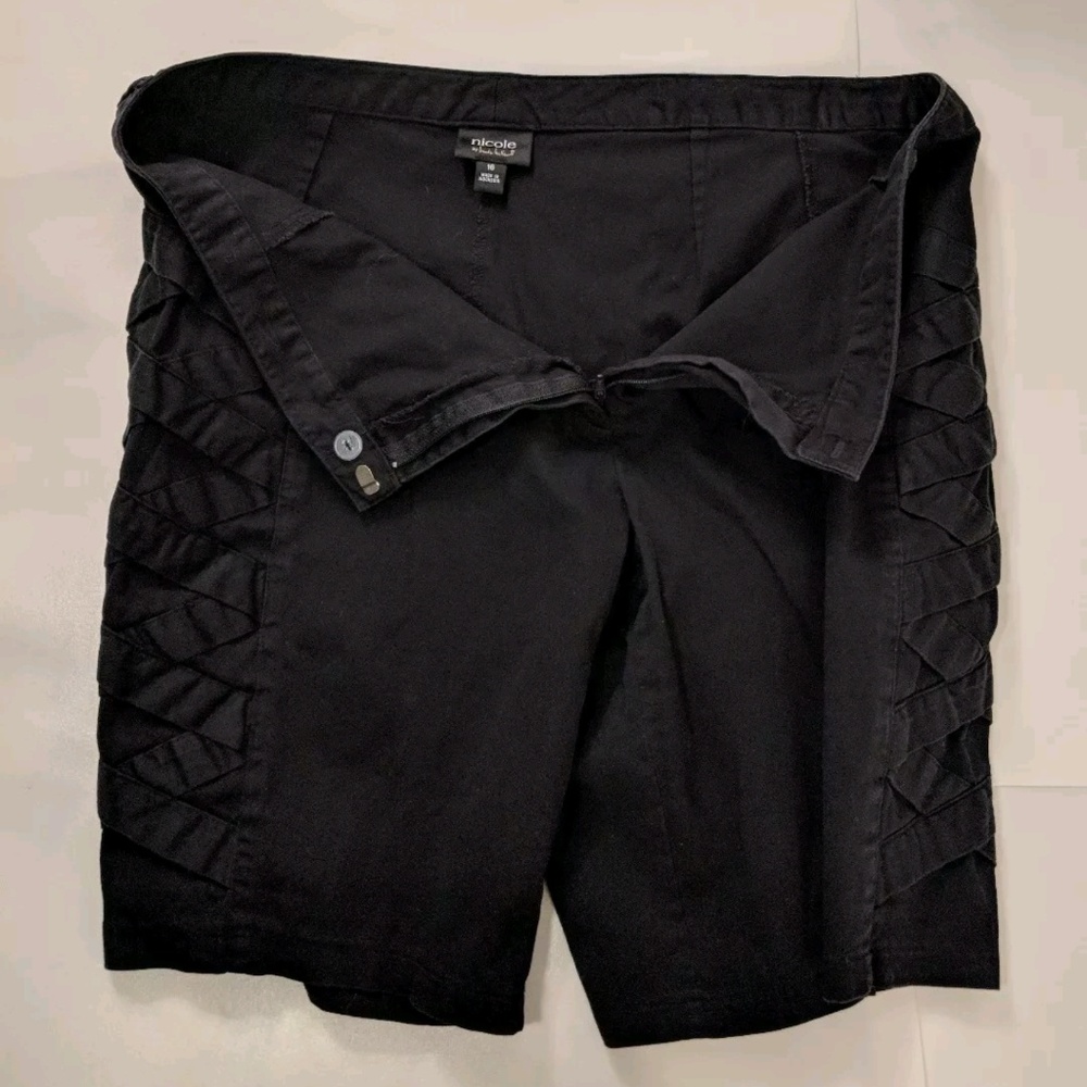 Nicole Miller Bermuda Walking Shorts with Lattice - Picture 4 of 5